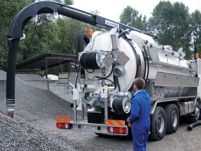 Dry vacuum vehicles